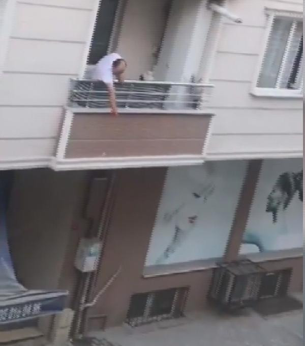 Sosyal medya bu videoyu konuşuyor! Akrabasıyla tartışırken balkondan düştü