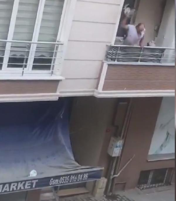 Sosyal medya bu videoyu konuşuyor! Akrabasıyla tartışırken balkondan düştü