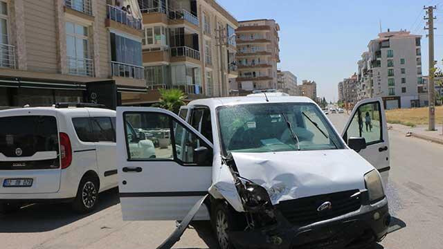 Adıyaman'da ekip otosu park halindeki araca çarptı