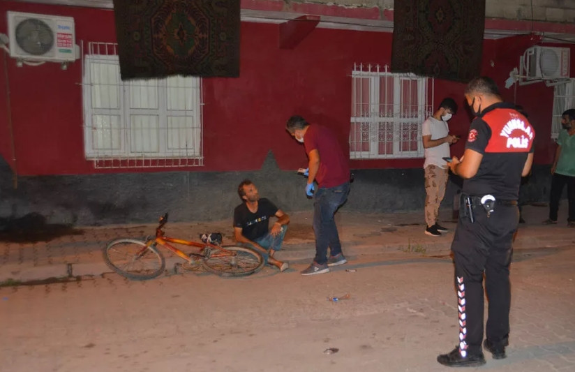 Tacizciyi mahallelinin elinden polis zor aldı