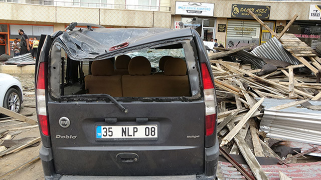 Muş'ta fırtınadan kopan çatı aracın üzerine devrildi