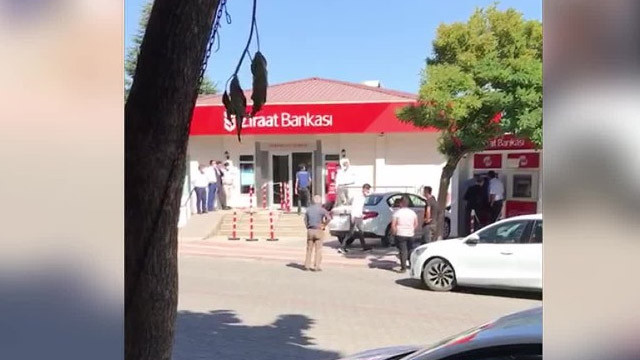 Kredi borçlusu vatandaş banka şubesinde kendini yaktı