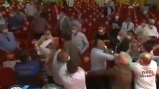 Belediye Meclisinde tekme tokat kavga! Belediye Başkanı darp edildi