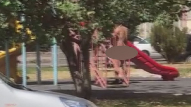 Çırılçıplak çocuk parkına daldı!