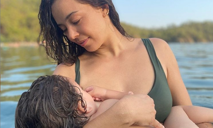 Azra Akın'ın oğlunu denizde emzirdi sosyal medya sallandı