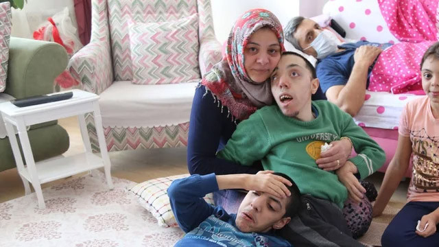 Doğuştan engelli iki çocuğuna bakan baba kansere yenik düştü