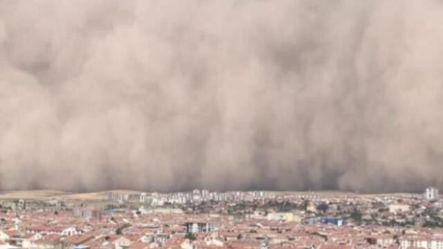 Ankara'da inanılmaz görüntüler! Kum fırtınası şehri esir aldı