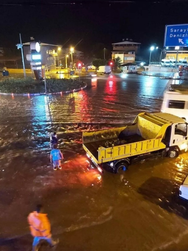 Sağanak yağış kenti fena vurdu!