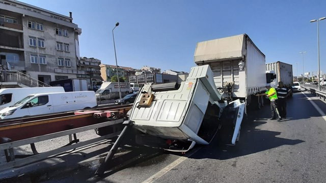 Beylikdüzü'deki TIR kazası nedeniyle trafik durma noktasına geldi