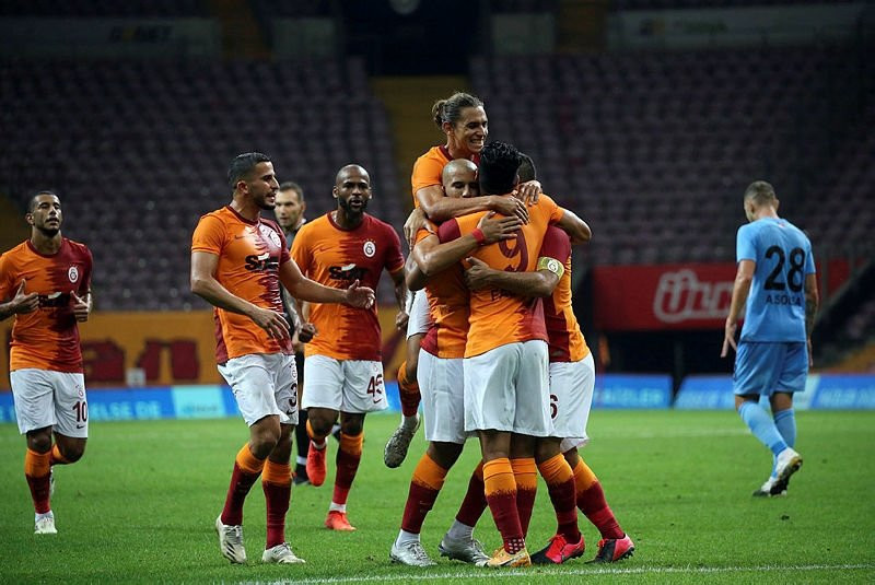 Galatasaray'a 2 dünya yıldızı birden