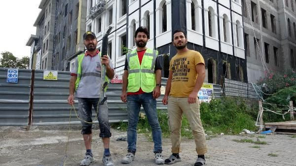 İşçilerden inşaat malzemeli defile...