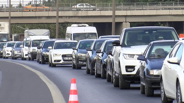 TEM'de TIR yangını trafiği felç etti