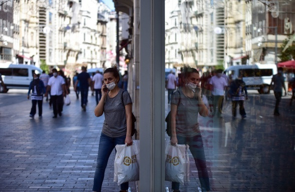 İstanbul sokaklarında ilginç maske manzaraları