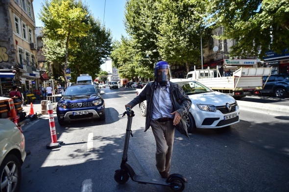 İstanbul sokaklarında ilginç maske manzaraları