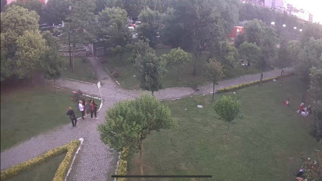 Aile boyu hırsızlık çetesi kameraya yakalandı