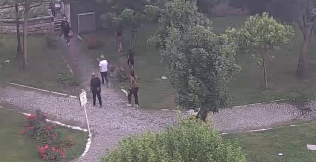 Aile boyu hırsızlık çetesi kameraya yakalandı
