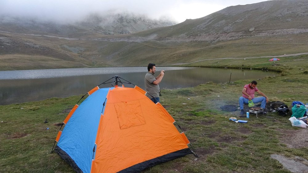 2 bin 740 metre rakımdaki Aygır Gölü de çöplüğe döndü!