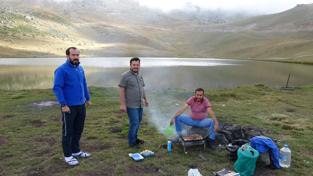 2 bin 740 metre rakımdaki Aygır Gölü de çöplüğe döndü!