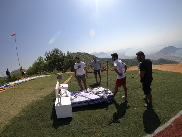 Alanya'da yatakla uçarken uyudu!