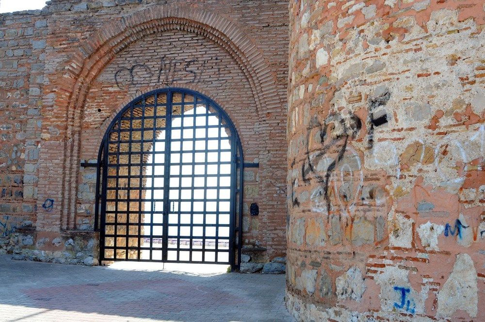 Tarihi Eskihisar Kalesi'nin duvarlarına sprey boya ile isim yazdılar