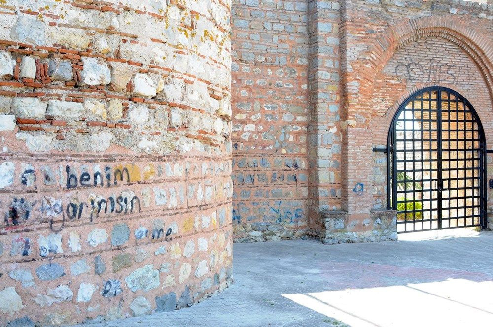 Tarihi Eskihisar Kalesi'nin duvarlarına sprey boya ile isim yazdılar