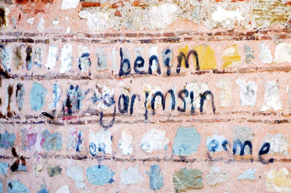 Tarihi Eskihisar Kalesi'nin duvarlarına sprey boya ile isim yazdılar