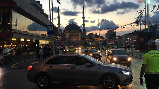 Beyoğlu ve Kadıköy'de polis denetimleri