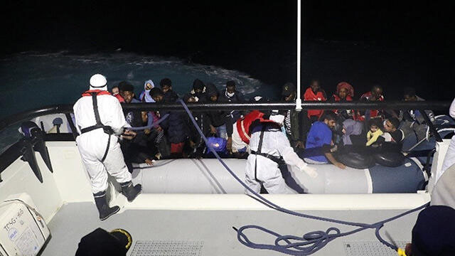 Türk kara sularına itilen 33 göçmen kurtarıldı