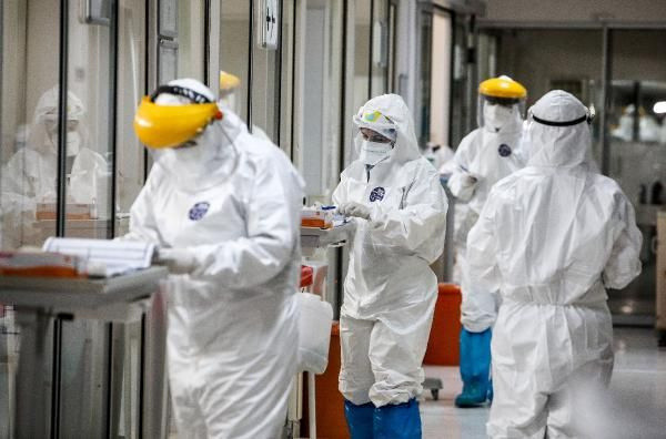 Koronavirüs hastalarının yaşamı 30 santimetrelik hortumun ucunda
