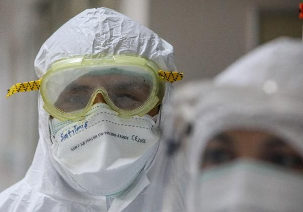 Koronavirüs hastalarının yaşamı 30 santimetrelik hortumun ucunda