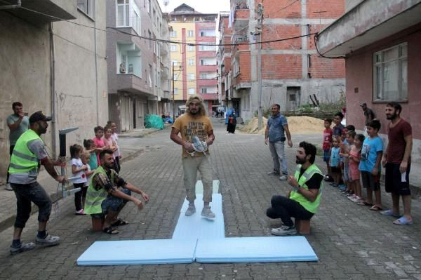Defile yapan inşaat işçilerine sürpriz teklif