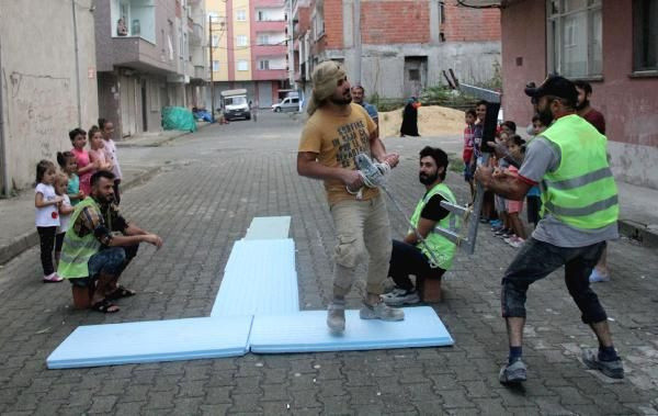 Defile yapan inşaat işçilerine sürpriz teklif