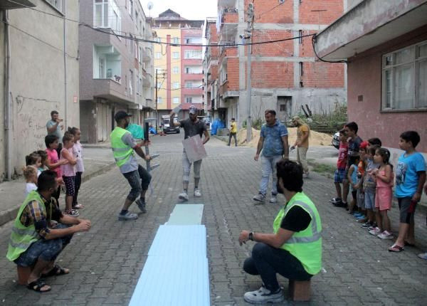 Defile yapan inşaat işçilerine sürpriz teklif