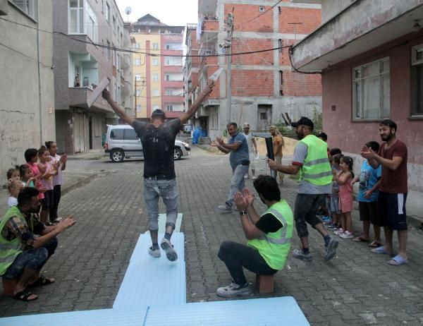 Defile yapan inşaat işçilerine sürpriz teklif