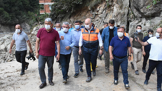 Bakan Karaismailoğlu sel bölgesinde incelemelerde bulundu
