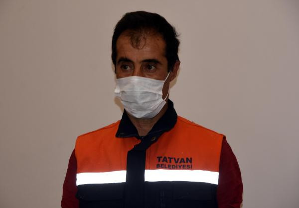 Sosyal medyanın konuştuğu temizlik işçisine bir maaş ikramiye - Resim: 3