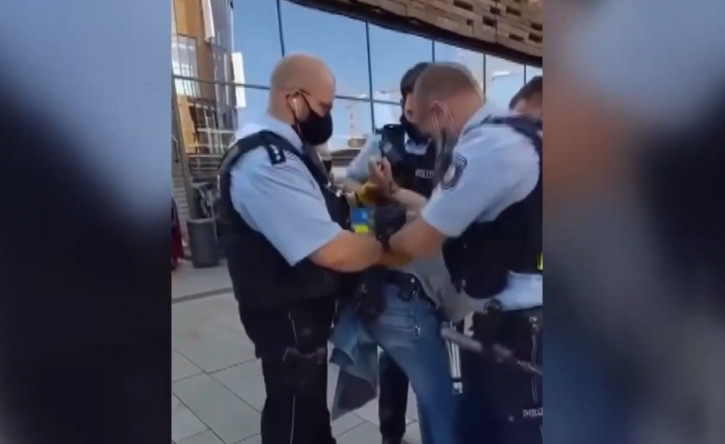 Polisin görme engelli kişiye şiddeti kamerada