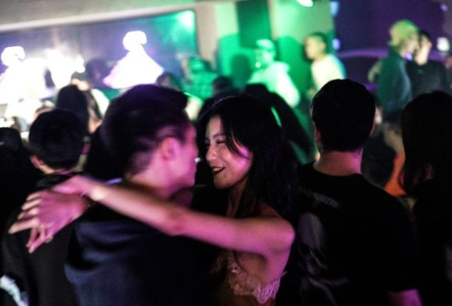 Covid-19'un doğduğu Vuhan'da gece kulüpleri dolup taşıyor