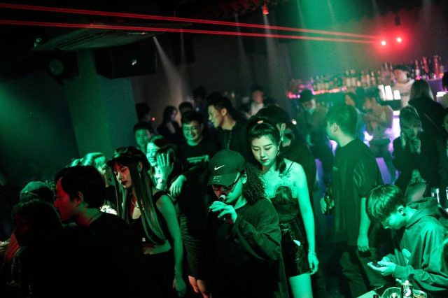 Covid-19'un doğduğu Vuhan'da gece kulüpleri dolup taşıyor
