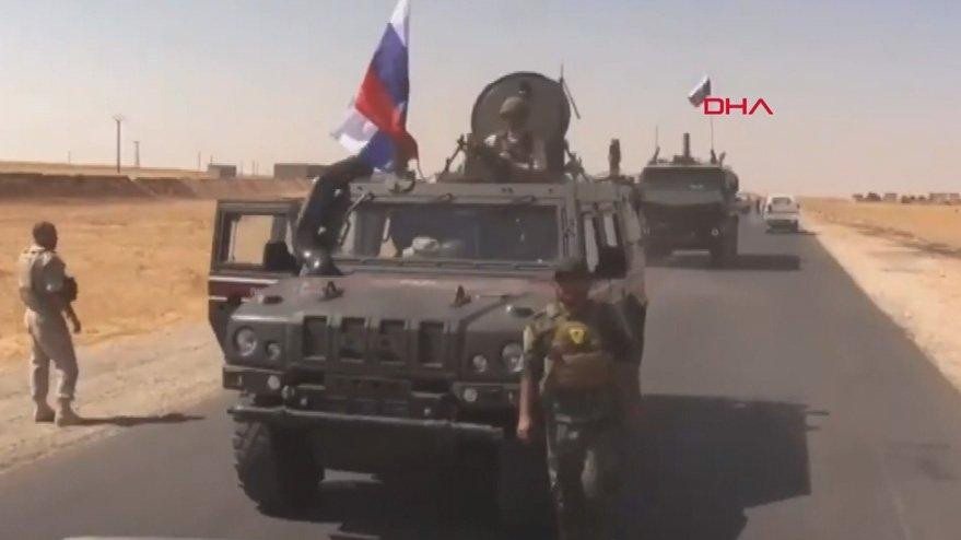 Suriye'de skandal görüntü! Rus askerleri, YPG'li teröristle yan yana