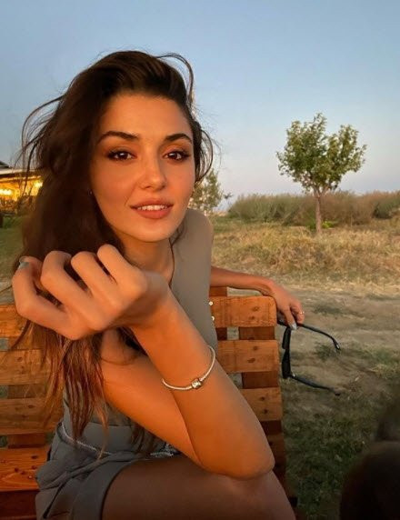 Hande Erçel paylaşımıyla sevenlerini korkuttu