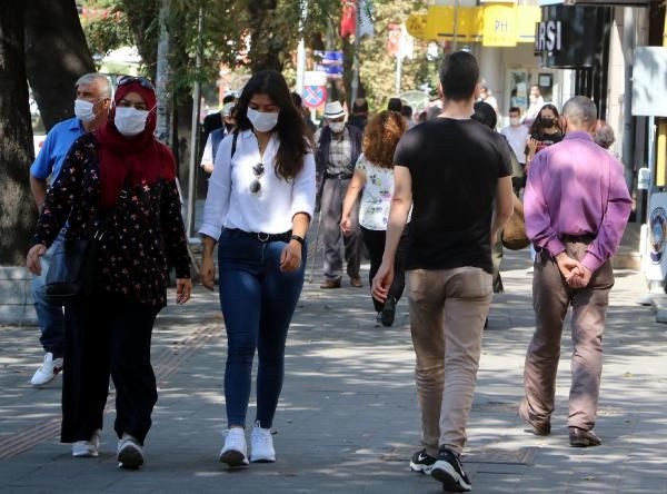 Maskeler yine çene altına indi