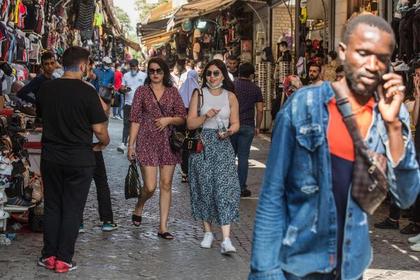 İstanbul'da yine aynı manzaralar: Maske ve mesafeye uyulmadı