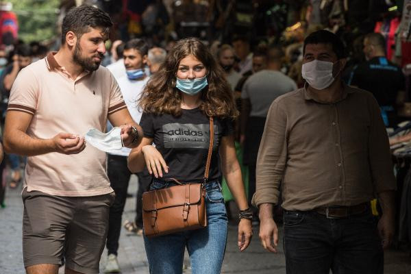 İstanbul'da yine aynı manzaralar: Maske ve mesafeye uyulmadı