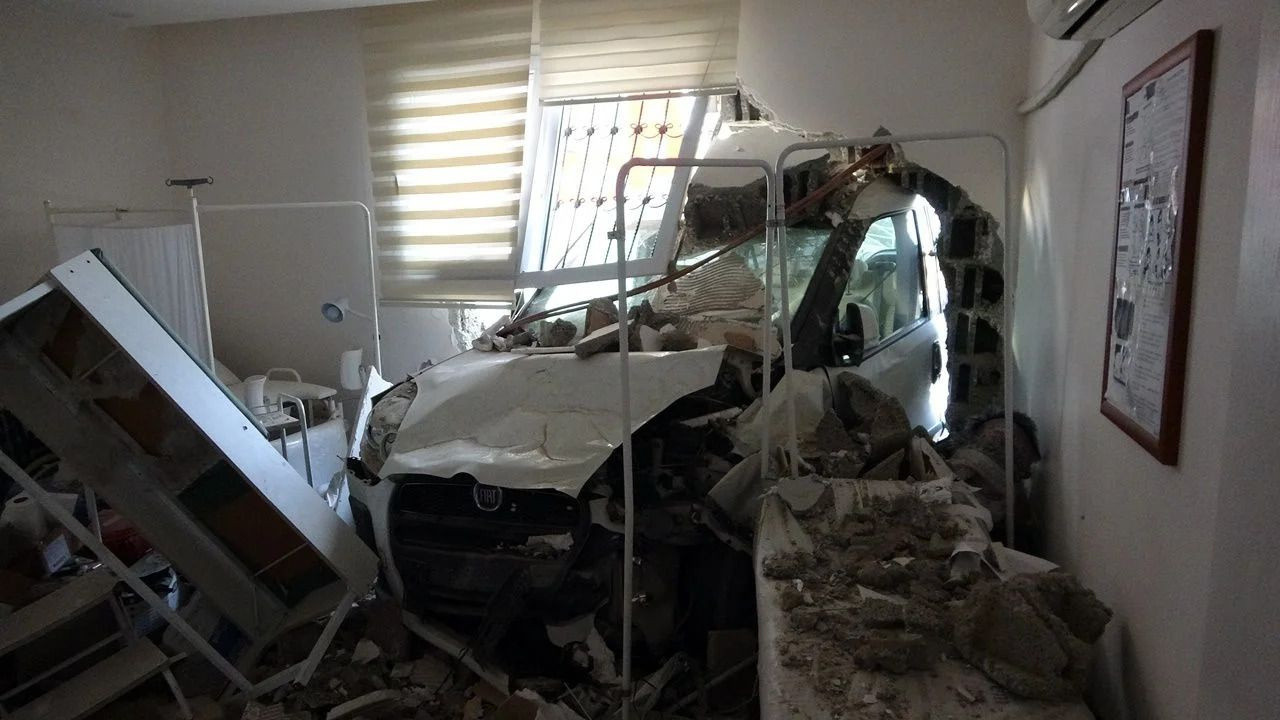 Aracıyla sağlık ocağına daldı