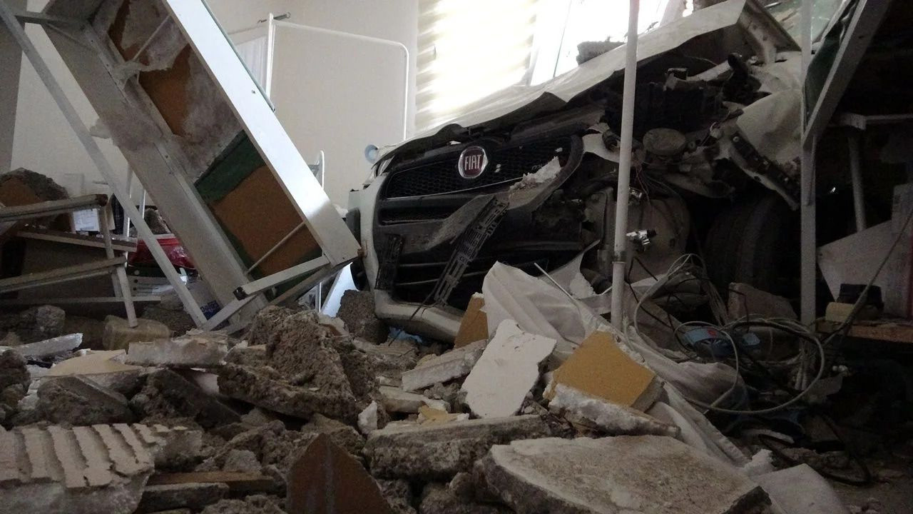 Aracıyla sağlık ocağına daldı