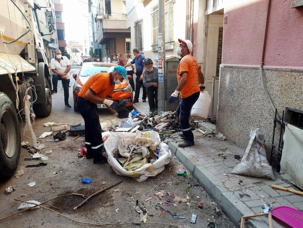 Kötü kokuların yükseldiği evden bakın neler çıktı