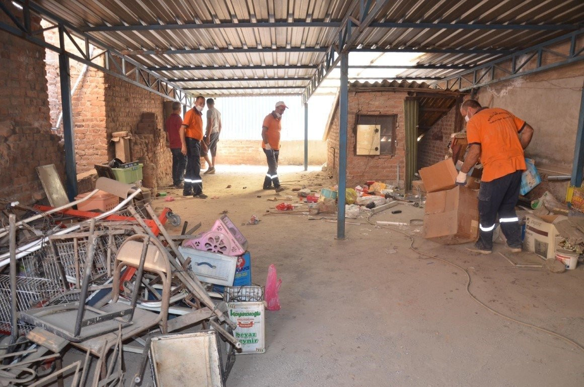 Kötü kokuların yükseldiği evden bakın neler çıktı