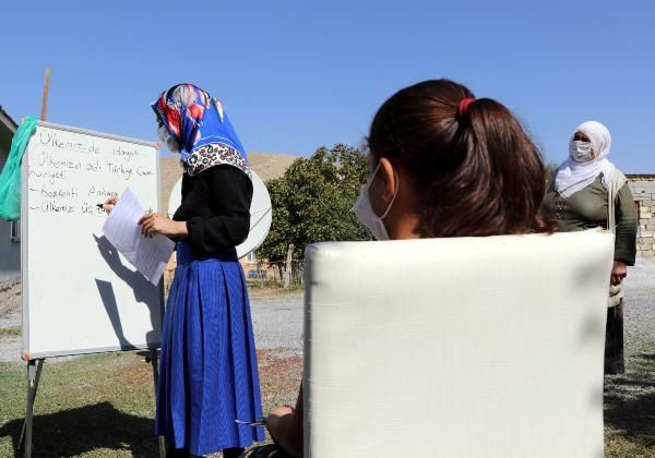 Gamze öğretmen, elinde tahtasıyla kapı kapı dolaşıp ders anlatıyor