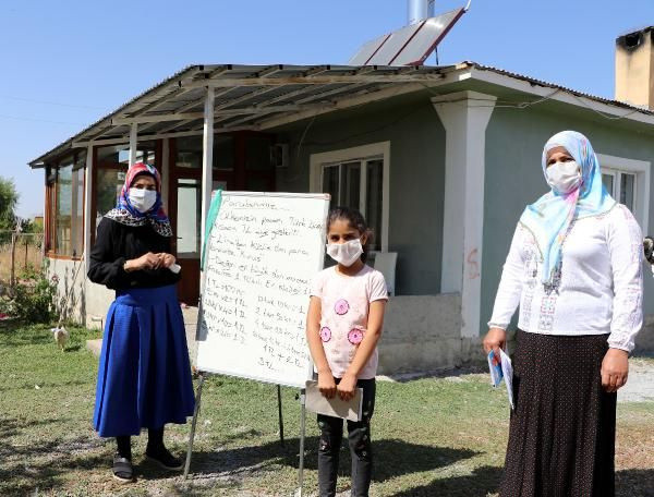 Gamze öğretmen, elinde tahtasıyla kapı kapı dolaşıp ders anlatıyor